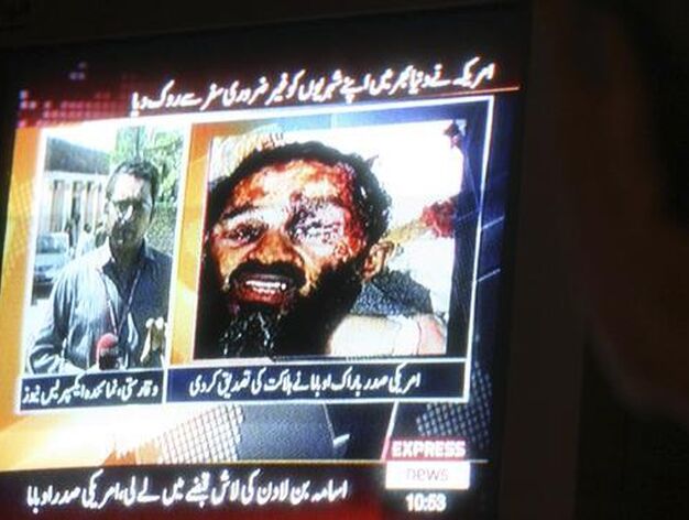 Un reportero de una emisora &aacute;rabe comenta la noticia de la muerte de Ben Laden, junto al rostro del l&iacute;der de Al Qaeda ya muerto.

Foto: AFP/Reuters/EFE