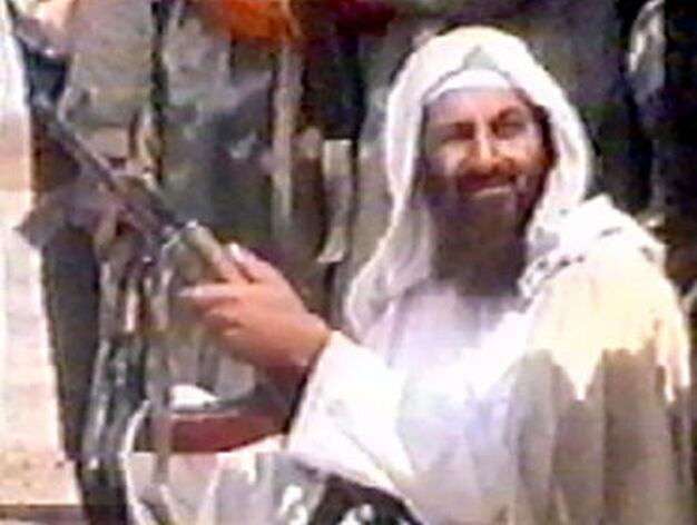 Osama Ben Laden porta un arma en el video difundido reconociendo la autor&iacute;a del 11-S.

Foto: AFP/Reuters/EFE