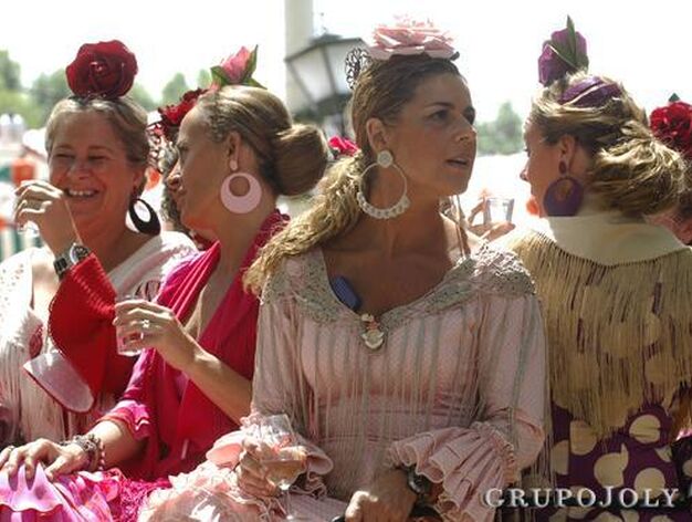 Varias mujeres pasean por la Feria en coche de caballo.

Foto: Manuel G&oacute;mez