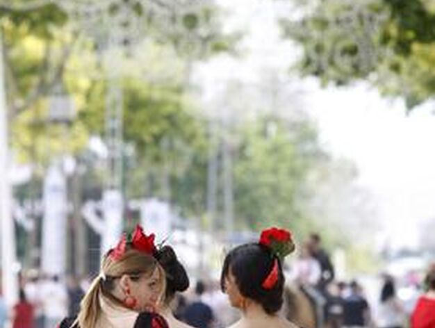 Mujeres paseando por el Real, ataviadas con el traje t&iacute;pico.

Foto: Fito Carreto