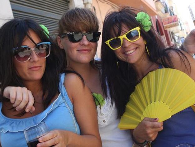 Tres chicas ataviadas con gafas de sol, en un momento de la celebraci&oacute;n.

Foto: Paco Guerrero