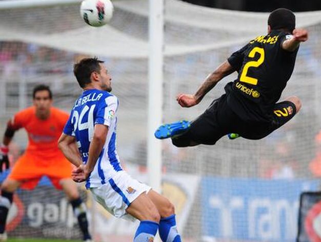 Alves intenta recibir un bal&oacute;n. / AFP
