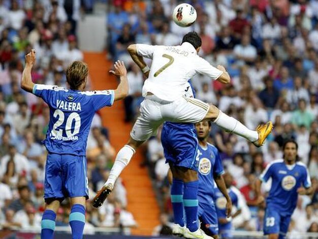 Ronaldo disputa un bal&oacute;n de cabeza. / EFE