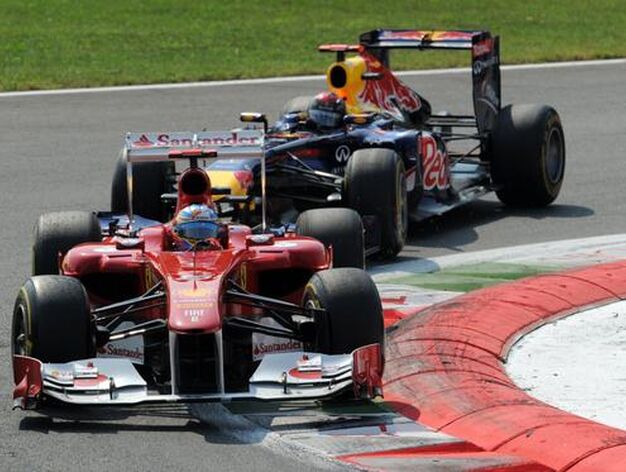 Vettel tambi&eacute;n gana en Monza y Alonso acaba tercero tras llegar a liderar la carrera. / AFP