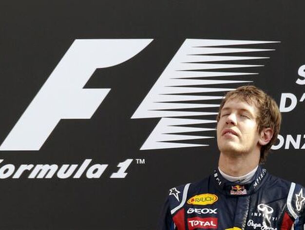Vettel tambi&eacute;n gana en Monza y Alonso acaba tercero tras llegar a liderar la carrera. / Reuters
