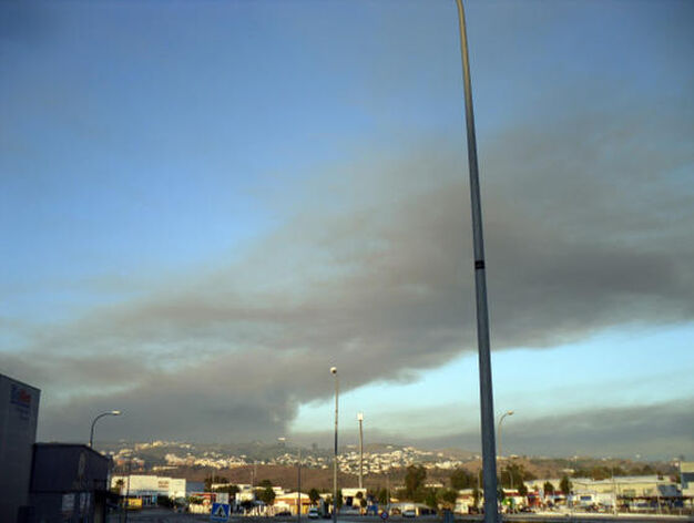 Humo del incendio desde el pol&iacute;gono San Rafael, en Las Lagunas de Mijas costa, el d&iacute;a despu&eacute;s

Foto: Manuel Alqsar