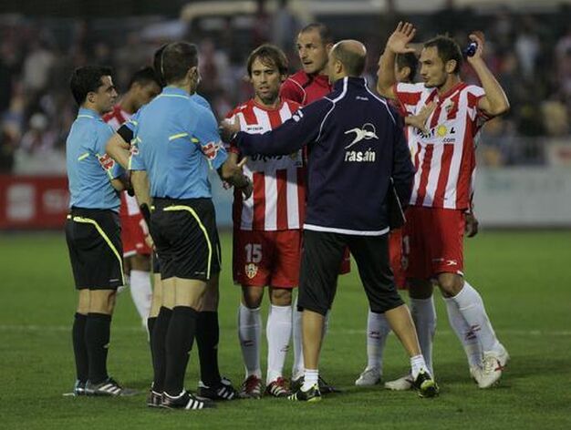 Los jugadores almerienses protestan al tr&iacute;o arbitral al final del partido. / LOF