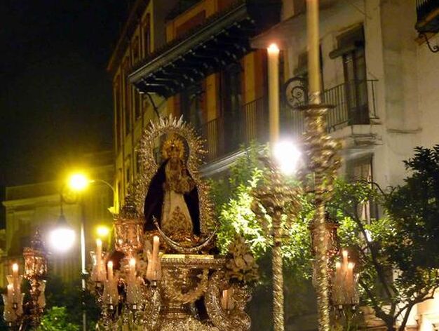 Del Salvador sali&oacute; el s&aacute;bado la Virgen del Prado de la Hermandad sevillana formada por gentes Higuera de la Sierra.

Foto: Ruesga Bono