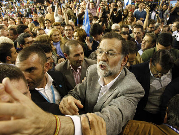 Mariano Rajoy ofrece un mitin en el palacio de deportes de Sevilla, con la presencia de Javier Arenas, Juan ignacio Zoido y Cristobal Montoro, entre otros miembros del Partido Popular.

Foto: El mitin del Partido Popular en Sevilla, en im?nes