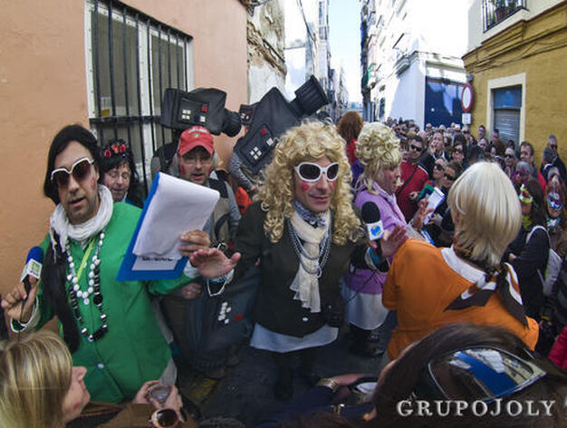 Las calles se llenan de agrupaciones oficiales e ilegales que reciben el aplauso de aficionados que logran disfrutar de una fiesta menos concurrida que la del domingo

Foto: Julio Gonzalez