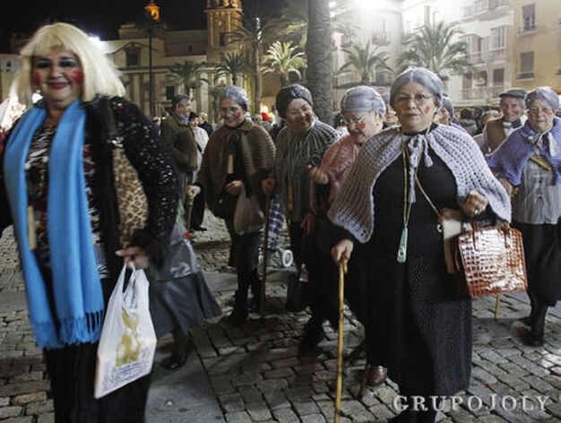El Carnaval se traslada al barrio de El P&oacute;pulo en una noche en la que las ilegales son las protagonistas.

Foto: Lourdes de Vicente