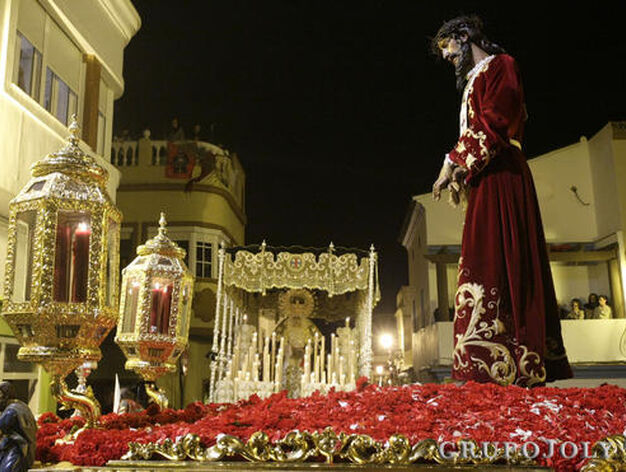 El Cristo del Medinaceli y Mar&iacute;a Sant&iacute;sima de la Esperanza arropados por los algecire&ntilde;os.

Foto: Erasmo Fenoy