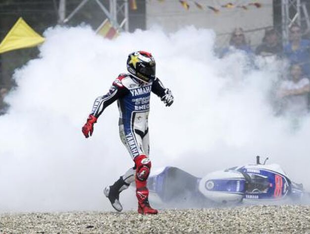 Jorge Lorenzo y su moto ardiendo.

Foto: Reuters