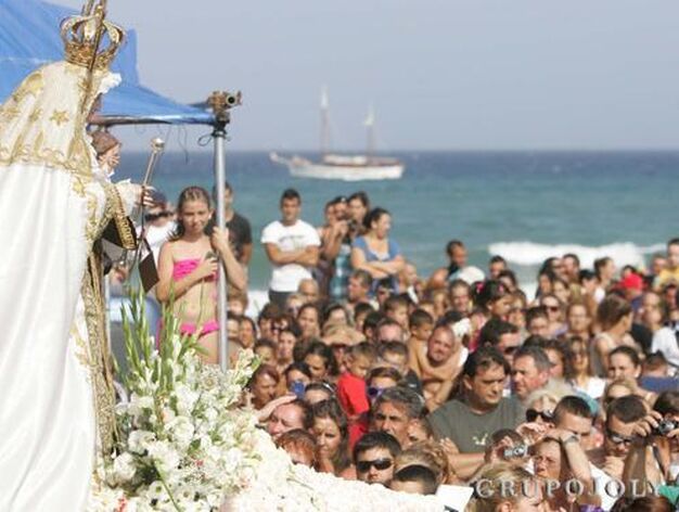 Virgen del Carmen ante la expectaci&oacute;n en la La L&iacute;nea.

Foto: Joaqu&iacute;n Qui&ntilde;ones