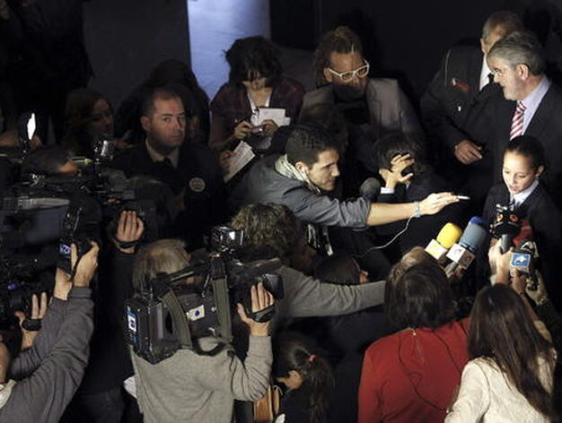 Los periodistas intentan entrevistar a Ismael Rastrelli y Sherley Fonseca.

Foto: EFE