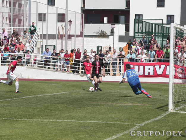 El Algeciras, que sigue l&iacute;der, dejar escapar un 0-2 ante un buen San Roque.

Foto: Fran Montes