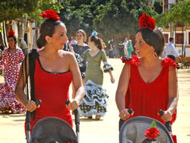 De tal palo... Divertida imagen de dos madres con sus hijas vestidas pr&aacute;cticamente iguales, ayer en la Feria.

Foto: Pascual