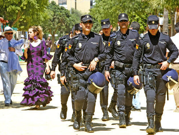 Sin descanso. Un grupo de agentes del Cuerpo Nacional de Polic&iacute;a, ayer en el Gonz&aacute;lez Hontoria.

Foto: Pascual