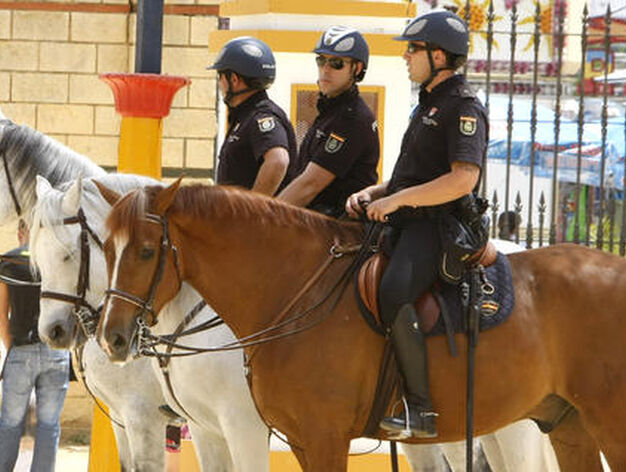 Vigilando a trote. Tres agentes pasean por el Real en caballo para velar por la seguridad en el recinto.

Foto: Pascual