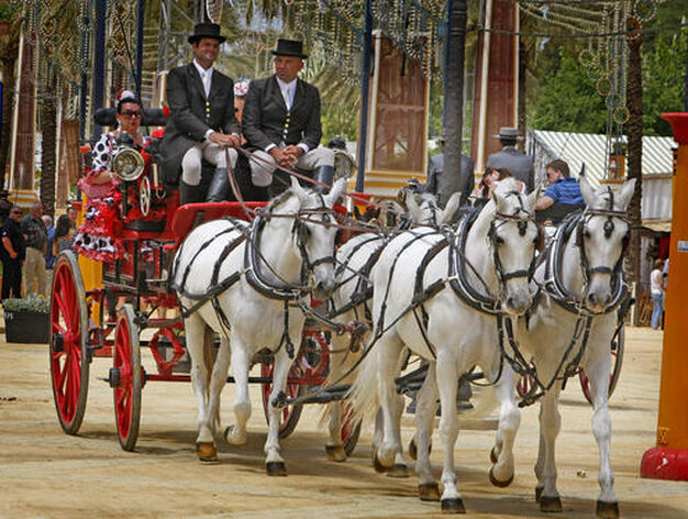 De paseo. Un espl&eacute;ndido carruaje recorre el Real de la Feria en un martes en el que el calor marc&oacute; la jornada.

Foto: Pascual