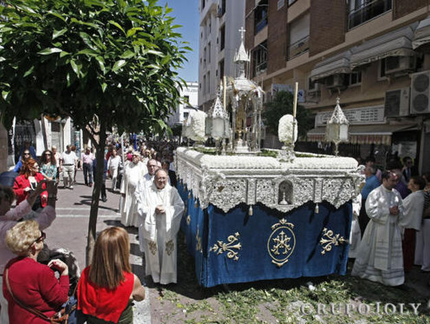M&aacute;s de 400 personas acuden a la misa en el parque Mar&iacute;a Cristina de Algeciras.

Foto: Erasmo Fenoy