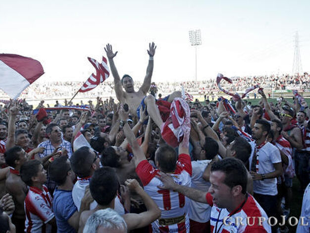 Los aficionados celebran el regreso del equipo a Segunda B.

Foto: Erasmo Fenoy