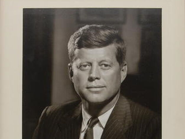 Fotograf&iacute;a firmada por John F. Kennedy.

Foto: Efe