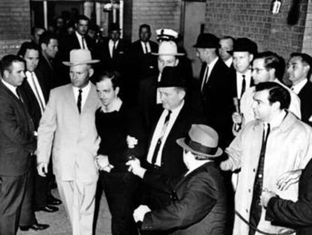 Lee Harvey Oswald, presunto asesino de Kennedy, es tiroteado por Jack Ruby mientras era custodiado por la polic&iacute;a.

Foto: Jack Beers (AP)