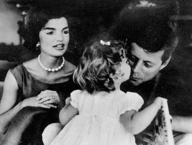 El matrimonio Kennedy con su hija Caroline en 1959.