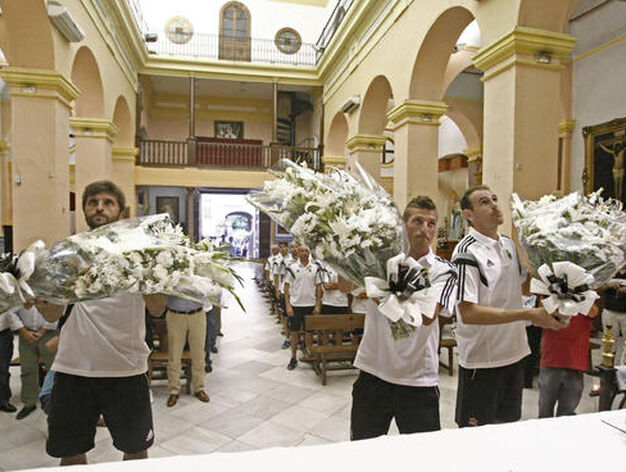 La plantilla realiza la tradicional ofrenda floral

Foto: Erasmo Fenoy