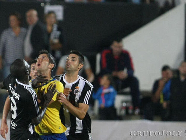 Machado, emparedado entre tres rivales. 

Foto: Paco Guerrero