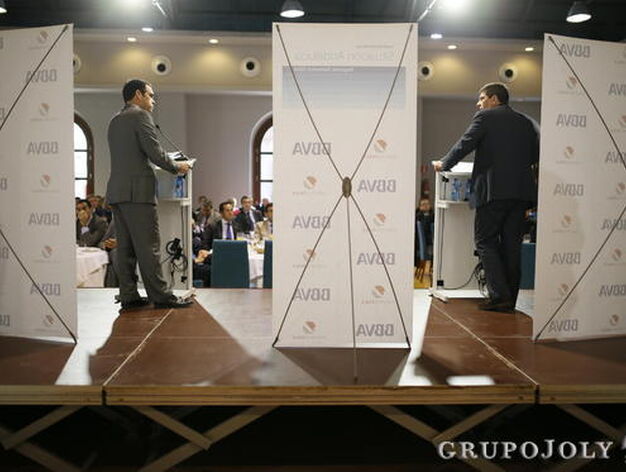 El director de 'Diario de C&aacute;diz', Rafael Navas, modera el debate con el conferenciante, Pep Ruiz Aguirre, a la derecha.

Foto: Julio Gonzalez