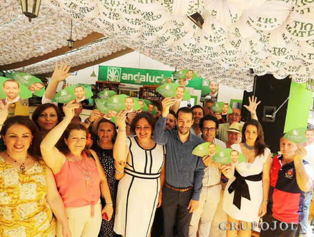 El candidato Santiago Casal comparti&oacute; tambi&eacute;n con simpatizantes y periodistas la jornada del martes en la caseta del PA. 

Foto: Pascual