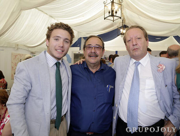El profesor Rafael Padilla, con su hijo Rafael y el abogado Juan V&aacute;zquez.

Foto: Manuel Aranda