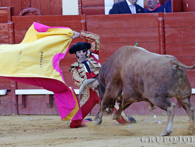 Juan Jos&eacute; Padilla fue fiel a su estilo y par&oacute; a su segundo toro, el que desorej&oacute;, de tres largas cambiadas en el tercio.

Foto: Miguel Angel Gonzalez