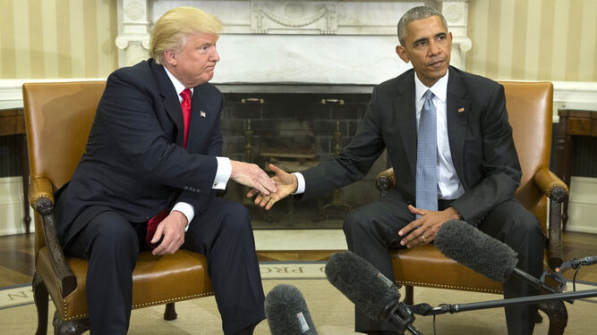Trump y Obama se estrechan la mano. / EFE