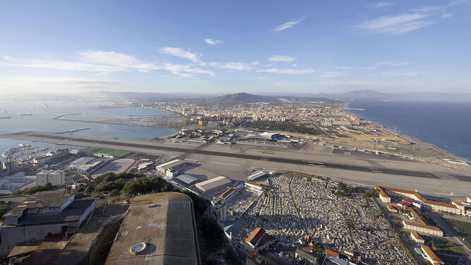 Vista aérea del aeropuerto de Gibraltar con La Línea al fondo.