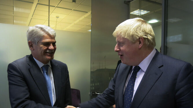 Alfonso Dastis (izquierda) saluda ayer a Boris Johnson.