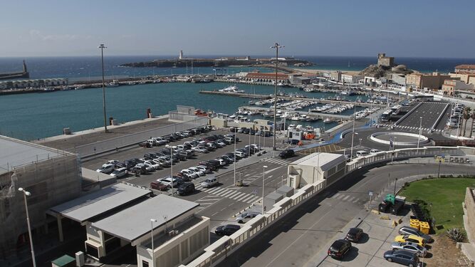 El puerto de Tarifa con la zona de pasajeros en primer término, la dársena recreativa y el muelle pesquero en segundo plano. Al fondo, la Isla de las Palomas.