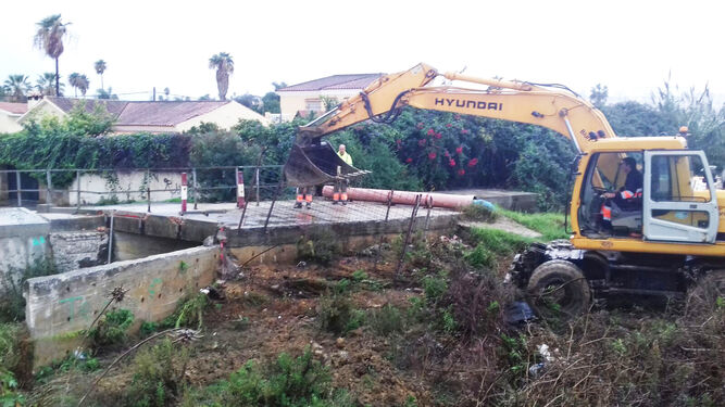 Los trabajos de demolición del puente sobre el Cachón.