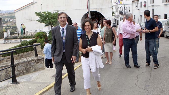 El alcalde de Jimena, Pascual Collado, junto a la edil Jessica Barea, tras el Pleno de investidura, en junio de 2015.