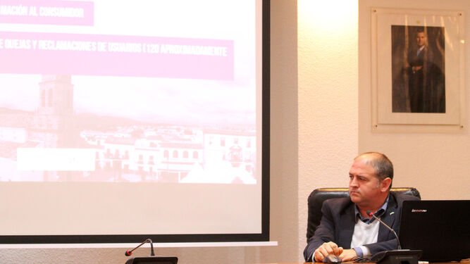 Jorge Romero observa a uno de sus compañeros durante la lectura de la memoria de gobierno, ayer en Pleno.