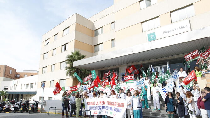 Una de las últimas protestas sindicales, en la puerta del hospital linense.