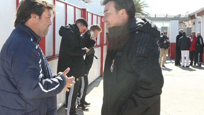 Chesco Pérez y Rafa Escobar hablan tras un encuentro en Sevilla.