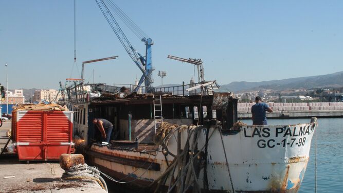 Labores de desguace de un buque en el puerto de Málaga.