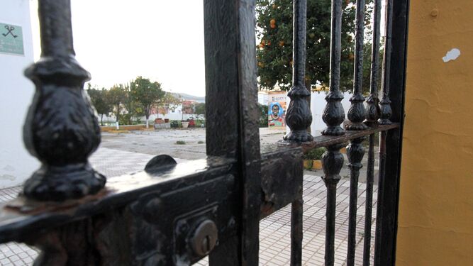 Las rejas, cerradas, en la zona exterior de la iglesia de Pescadores que comunica con la casa de acogida La Esperanza.