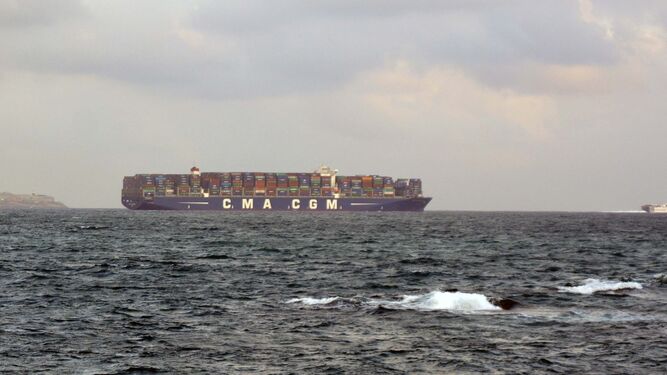 El megabuque 'CMA CGM Kerguelen' navega hacia el Estrecho tras haber operado en la terminal de TTI Algeciras, ayer por la tarde.