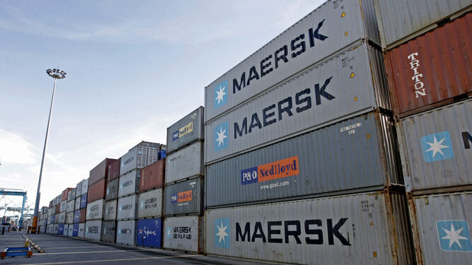 Contenedores de diversas compañías logísticas apilados en el puerto de Algeciras.