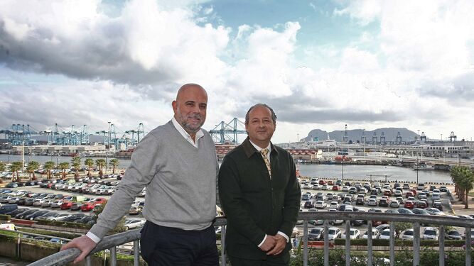 Antonio Gil y Manuel Gavira, presidente y vicepresidente de Andalucía Bay 20.30, con el puerto de la ciudad al fondo.