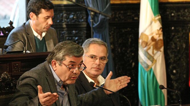 Luis Ángel Fernández (izquierda), Jacinto Muñoz (derecha) y Javier Rodríguez Ros, durante el pleno de ayer.